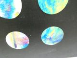 quatre cercles peints de différentes couleurs sur un fond noir
