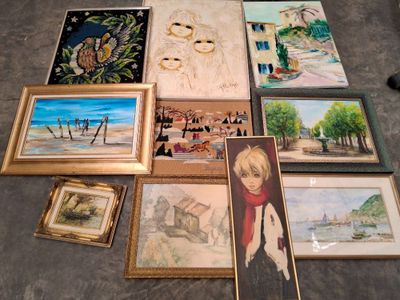 de nombreux tableaux et des peintures posées à même le sol de cette pièce