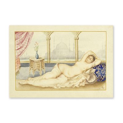 une vieille photo représentant une femme allongée sur un lit, avec un oreiller bleu