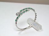 une photo d'un bracelet en diamants et émeraudes
