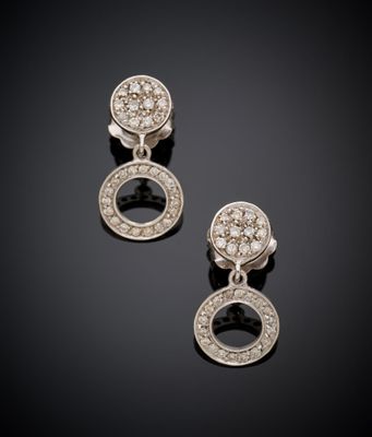 une paire de boucles d'oreilles en diamant et or blanc