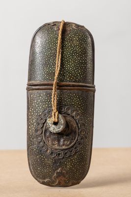 CHINE, XIXème siècle. Étui à lunettes en galuchat et cuivre …