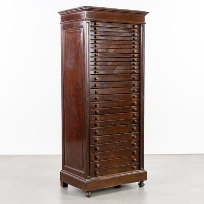 une photo d'une grande commode en bois