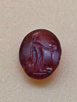 GLYPTIQUE INTAILLE Romaine en cornaline, figurant un personn…