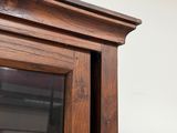 une armoire en bois surmontée d'un miroir