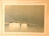 une photo d'une photo d'un lac avec une montagne en arrière-plan