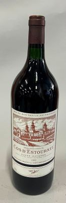 une bouteille de vin posée sur une table