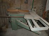 une photo d'une machine à bois dans un atelier