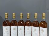 six bouteilles de vin sont alignées dans une rangée