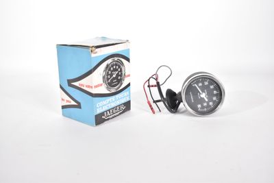 un paquet de cigarettes et une horloge posés sur une surface blanche