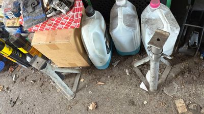 un tas d'outils posés par terre