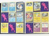 beaucoup de cartes Pokémon posées ensemble sur la table
