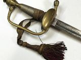 une épée et un pompon sur un fond blanc