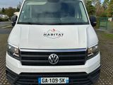 la camionnette blanche est garée sur le côté de la route