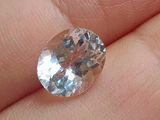 une personne tenant dans sa main un très joli diamant rose