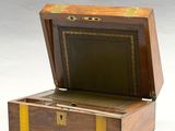 une petite boîte en bois posée sur une surface blanche