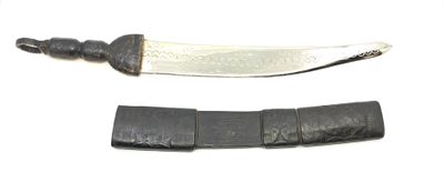 Couteau à manche en cuir, lame gravée, fourreau cuir.