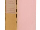 un vieux livre rose posé sur une surface blanche
