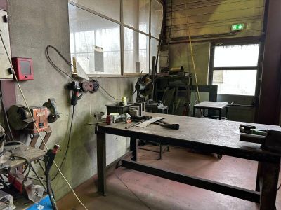 une photo d'un établi dans un atelier où se trouvent de nombreux outils