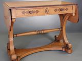 une petite table en bois surmontée d'un tiroir