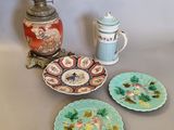 trois assiettes posées sur une table à côté d'un vase