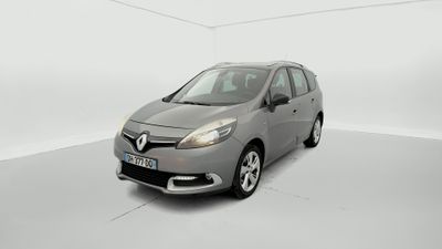 La voiture grise est garée dans une pièce blanche au sol blanc.