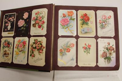 un livre ouvert contenant une liasse de cartes
