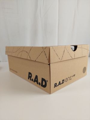 une boîte en carton sur laquelle est inscrit le mot « rad »
