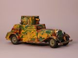une petite voiture décorée d'un motif de camouflage