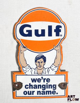 une affiche indiquant « Gulf » : « Nous changeons de nom »