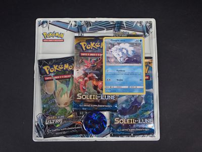 une boîte de cartes Pokémon posée sur une table noire
