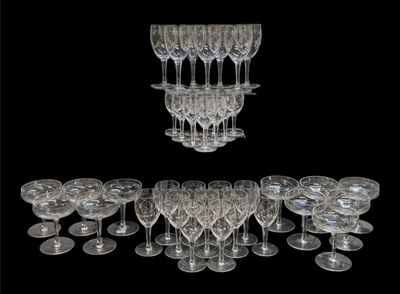 un grand nombre de verres à vin posés sur une table