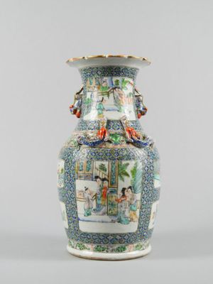 un vase avec un tableau posé sur une table