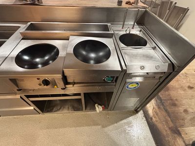 Lot comprenant 2 Woks a induction BOHNER et 1 cuiseur a pate…