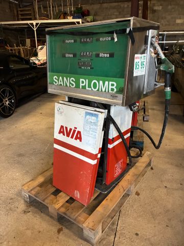 Pompe à essence AVIA. Vendu en l’état, sans garantie de fonctionn...