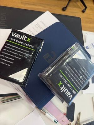 de nombreuses fournitures de bureau posées sur un bureau, avec un ordinateur portable