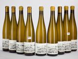 six bouteilles de vin blanc alignées