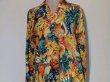 un gros plan sur une chemise portée par un mannequin, mannequin, mannequin, mannequin, mannequin, mannequin, mannequin, mannequin