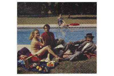 deux femmes et un homme assis sur une couverture au bord d'une piscine