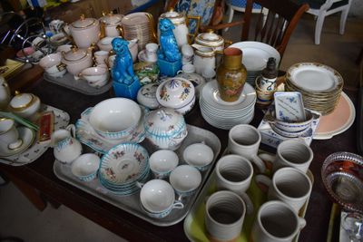 une table sur laquelle se trouvent beaucoup de plats et de tasses