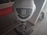une horloge posée sur un socle dans une pièce