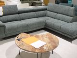un canapé et une table basse dans une pièce