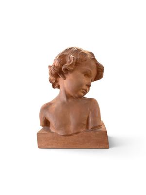 statue d'un jeune garçon tenant un livre sur fond blanc