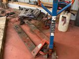 une photo d'un chariot élévateur dans un garage