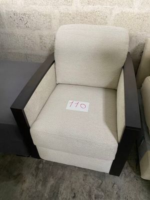 1 Fauteuil MUST cadre bois noir.