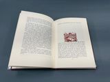 un livre ouvert posé sur une table à côté d'une tasse de café