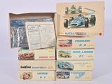 de nombreuses boîtes de modèles réduits de voitures de course posées sur une surface blanche