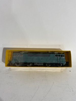 un petit train posé dans une boîte sur une table
