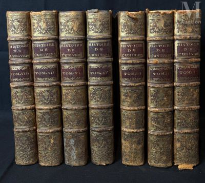 six vieux livres sont alignés sur un fond noir