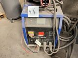 une machine posée sur le sol dans le garage